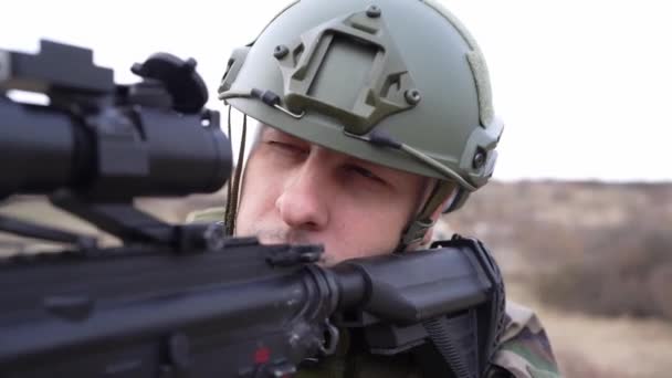 Homem Visão Frontal Retrato Soldado Uniforme Camuflagem Armado Com Rifle — Vídeo de Stock