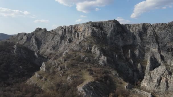 Vídeo Drone Aéreo Sobre Penhasco Montanha Colina Com Rochas Nisevac — Vídeo de Stock