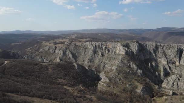 Vídeo Drone Aéreo Sobre Penhasco Montanha Colina Com Rochas Nisevac — Vídeo de Stock