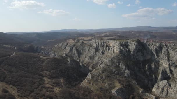 Vídeo Drone Aéreo Sobre Penhasco Montanha Colina Com Rochas Nisevac — Vídeo de Stock