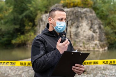 Bir adam polis dedektifi ya da müfettiş olay yerini güvenlik altına alıyor. Telsizle iletişim kuruyor. Soruşturma sırasında destek bekliyor.
