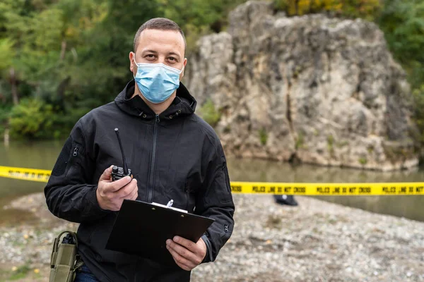 Uomo Detective Ispettore Polizia Che Assicura Scena Del Crimine Usando — Foto Stock