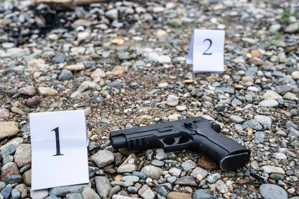 Pistola Sulla Scena Del Crimine Prove Sulla Spiaggia Rocce Sabbia — Foto Stock