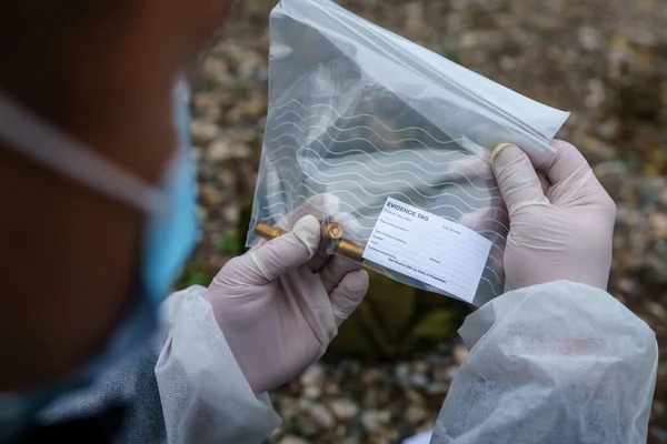 Gros Plan Sur Les Mains Homme Inconnu Enquêteur Police Scientifique — Photo