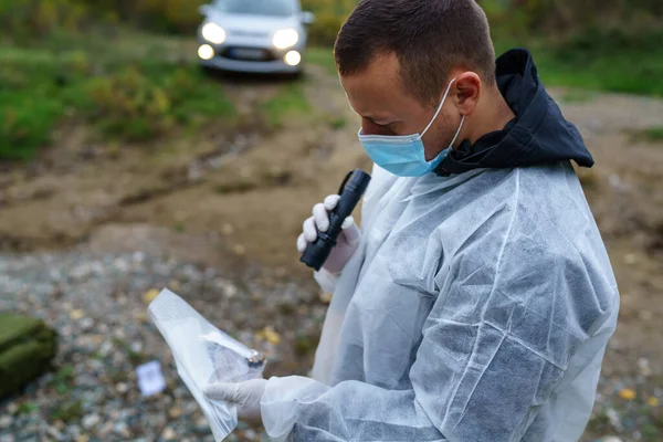 Investigador Forense Recogiendo Pruebas Bolsa Plástico Investigación Escena Del Crimen — Foto de Stock