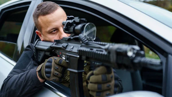 Ένας Άνδρας Της Αστυνομίας Ειδικών Δυνάμεων Τρομοκράτης Κρατώντας Αυτόματο Όπλο — Φωτογραφία Αρχείου