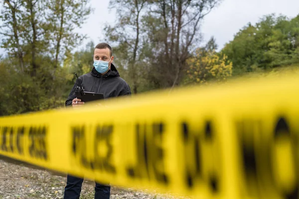 Uomo Detective Ispettore Polizia Che Assicura Scena Del Crimine Usando — Foto Stock