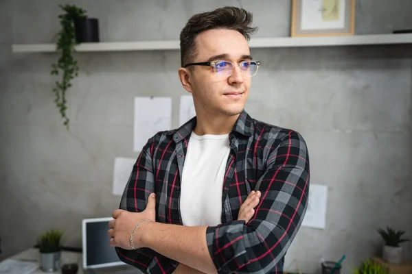 Homem Confiante Branco Empresário Masculino Estudante Frente Mesa Casa Trabalho — Fotografia de Stock