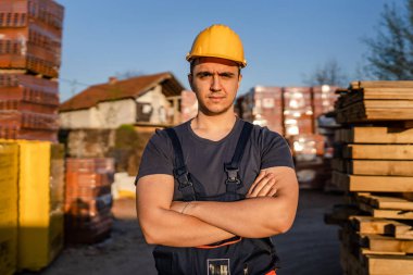 Yetişkin bir adamın portresi. İnşaat alanında ya da depoda çalışan beyaz bir erkek. Fotokopi odası.