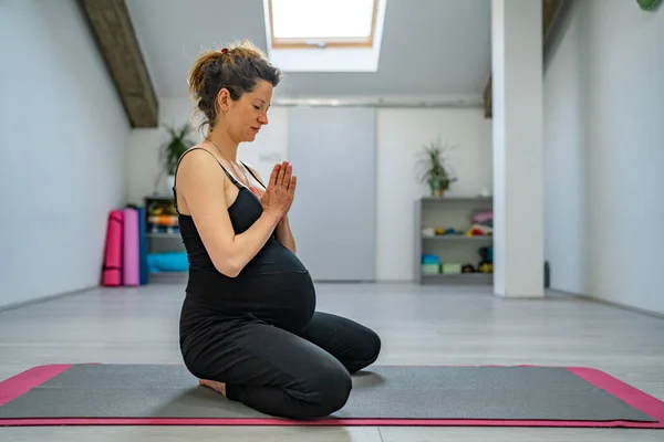 Egy Terhes Gyakorlat Nyújtás Stúdió Vagy Otthoni Jóga Fitness Terhesség — Stock Fotó