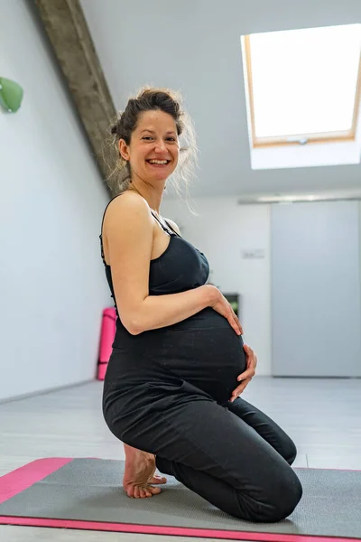 Одна Беременная Женщина Практикуется Студии Дома Йога Фитнес Беременность Концепция — стоковое фото