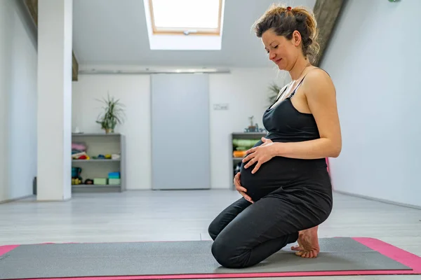Одна Беременная Женщина Практикуется Студии Дома Йога Фитнес Беременность Концепция — стоковое фото
