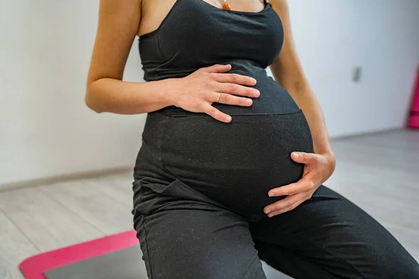 Een Vrouw Zwanger Vrouwelijke Praktijk Stretching Studio Thuis Yoga Fitness — Stockfoto