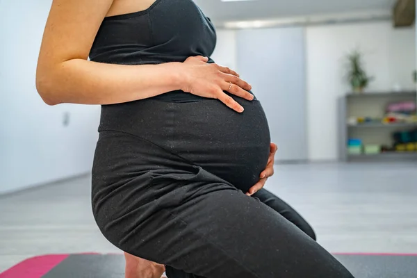 Een Vrouw Zwanger Vrouwelijke Praktijk Stretching Studio Thuis Yoga Fitness — Stockfoto