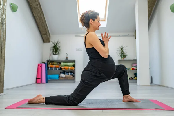 Een Vrouw Zwanger Vrouwelijke Praktijk Stretching Studio Thuis Yoga Fitness — Stockfoto