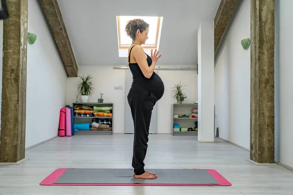 Een Vrouw Zwanger Vrouwelijke Praktijk Stretching Studio Thuis Yoga Fitness — Stockfoto