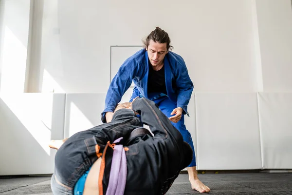 Dos Brasileños Jiu Jitsu Bjj Atletas Entrenando Academia Artes Marciales —  Fotos de Stock