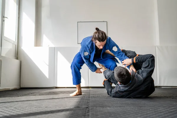 Dos Brasileños Jiu Jitsu Bjj Atletas Entrenando Academia Artes Marciales —  Fotos de Stock
