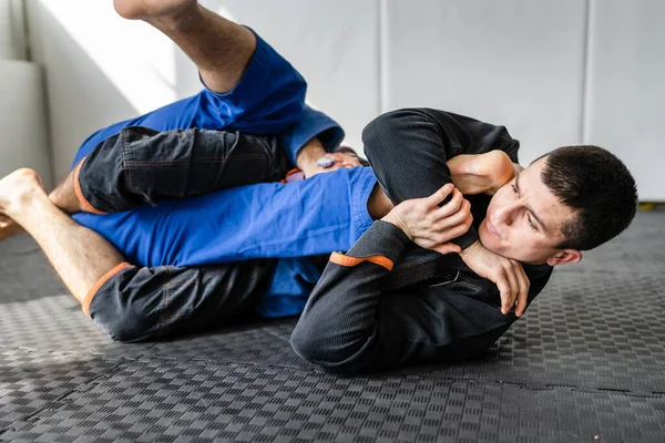 Dos Brasileños Jiu Jitsu Bjj Atletas Entrenando Academia Artes Marciales — Foto de Stock