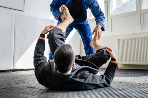 Dos Brasileños Jiu Jitsu Bjj Atletas Entrenando Academia Artes Marciales — Foto de Stock