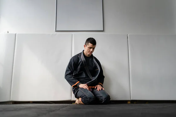 Brazilská Jiu Jitsu Třída Akademii Mužský Atlet Připravuje Trénink Bjj — Stock fotografie