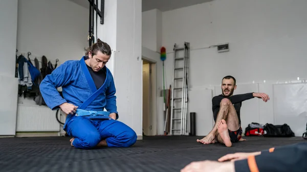 Brazilská Jiu Jitsu Třída Akademii Mužských Atletů Připravuje Trénink Bjj — Stock fotografie