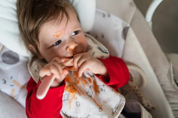 Erste Mahlzeit Probleme Konzept Kleine Kaukasische Baby Fünf Monate Alt — Stockfoto