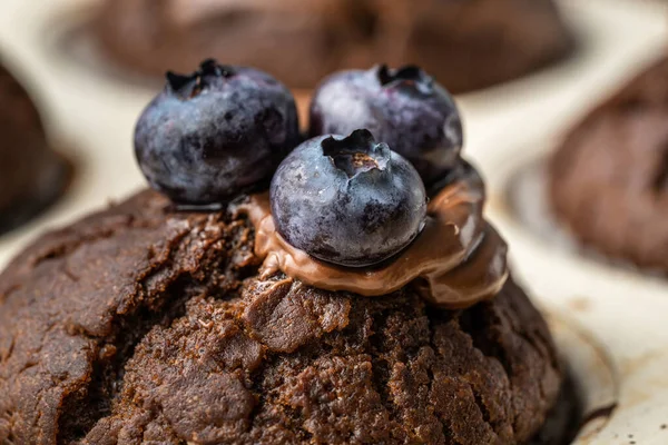 Φρέσκα Ψημένα Muffins Κρέμα Σοκολάτας Και Βατόμουρα Κεραμικό Τηγάνι — Φωτογραφία Αρχείου
