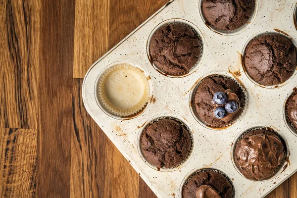 Muffin Appena Sfornati Con Crema Cioccolato Mirtilli Padella Ceramica Copia — Foto Stock