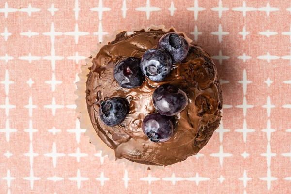 Muffin Appena Sfornato Con Crema Cioccolato Mirtilli Sul Tavolo Copia — Foto Stock