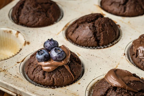 Frisch Gebackene Muffins Mit Schokoladencreme Und Blaubeeren Keramikpfanne — Stockfoto