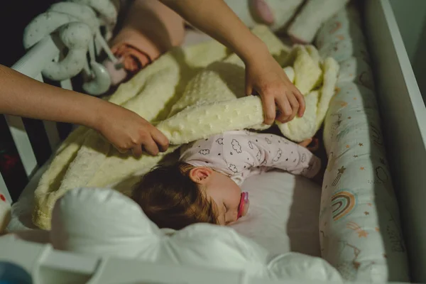 Küçük Beyaz Bir Bebek Bilinmeyen Bir Kadının Elleriyle Uykuya Dalıyor — Stok fotoğraf