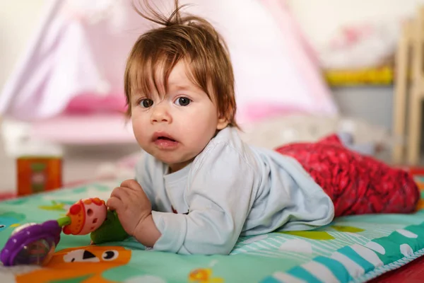 Longitud Completa Bebé Pequeño Caucásico Chica Cinco Meses Edad Acostado —  Fotos de Stock