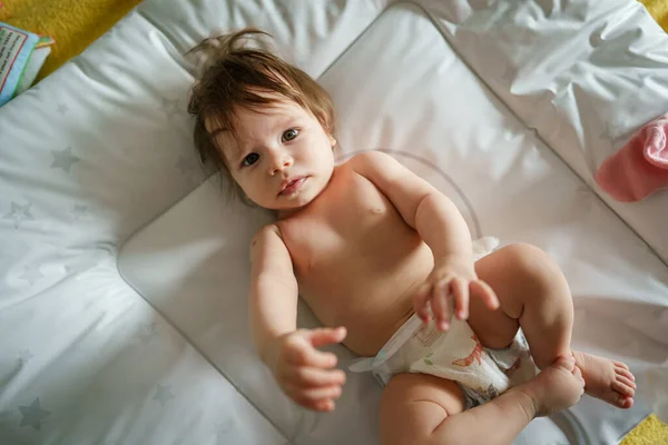 One Happy Small Caucasian Baby Naked Lying Bed Looking Camera — Foto de Stock
