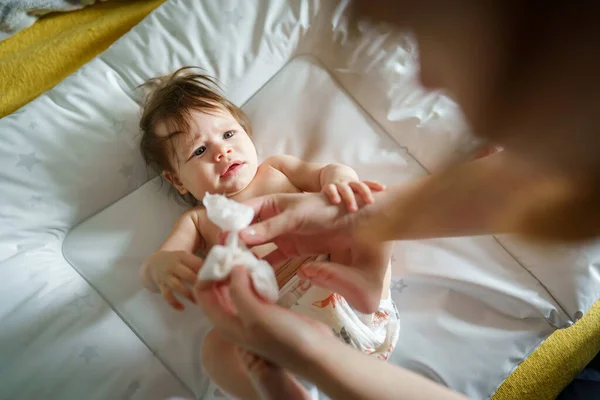 Pequeño Bebé Caucásico Acostado Cama Desnudo Con Manos Madre Mujer —  Fotos de Stock