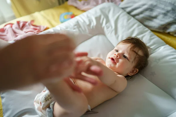 Pequeño Bebé Caucásico Acostado Cama Desnudo Con Las Manos Una —  Fotos de Stock