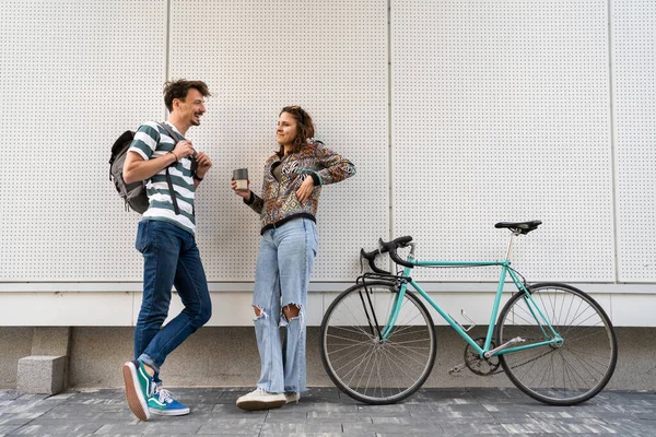 Man Woman Young Couple Posing Front White Wall Modern Building —  Fotos de Stock