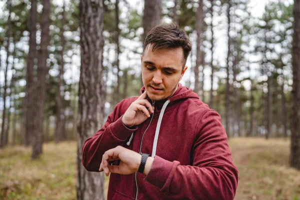 Jeden Mladý Muž Kontroluje Tep Krku Tep Při Tréninku Lese — Stock fotografie