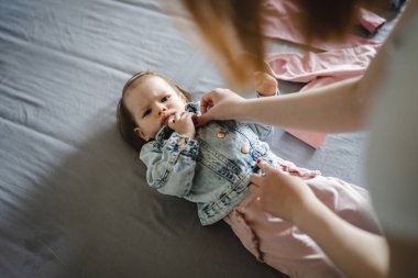 Küçük beyaz bir kız çocuğu, annesinin giydirdiği ya da giydirdiği küçük kızı ile çocukluk döneminde evde büyümüş ve aile kavramını benimsemiş. Gerçek insanlar evdeki yatağın üzerine yer kopyalarlar.