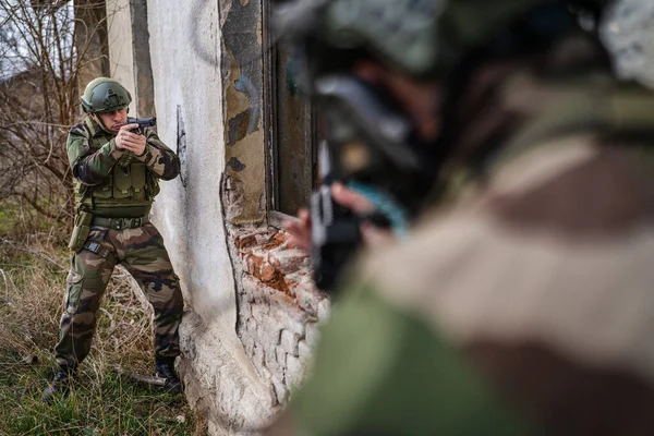 Dos Hombres Soldados Uniforme Entrando Ruina Casa Durante Operación Misión —  Fotos de Stock