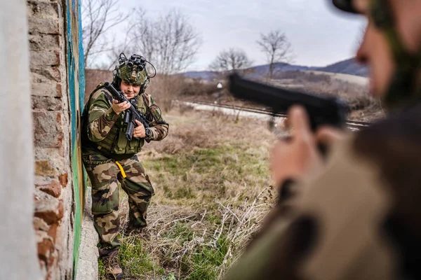 Dos Hombres Soldados Uniforme Entrando Ruina Casa Durante Operación Misión —  Fotos de Stock