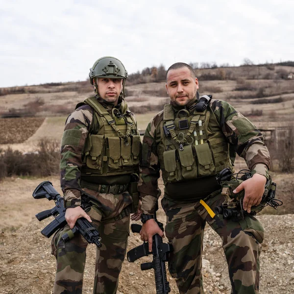 Δύο Άνδρες Μπροστά Άποψη Πορτρέτο Των Στρατιωτών Στολή Καμουφλάζ Οπλισμένοι — Φωτογραφία Αρχείου
