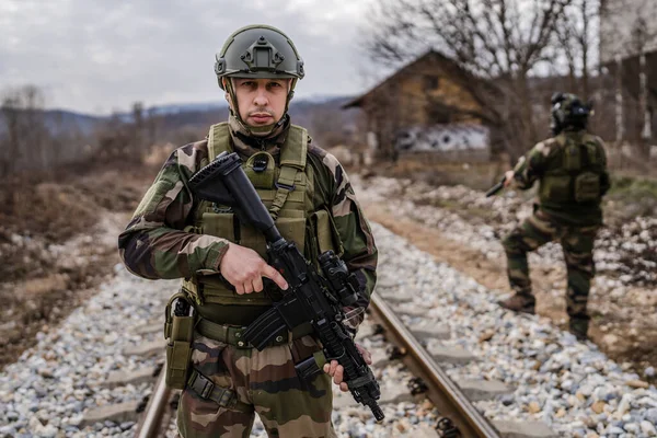 Dos Soldados Perros Guerra Mercenarios Hombres Uniforme Rifles Servicio Armado —  Fotos de Stock