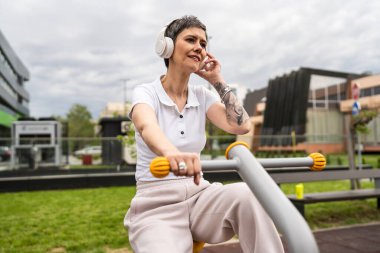 Günümüzde, spor salonunda bisiklet eğitmeni simülatöründe kısa saç eğitimi alan, modern, olgun, beyaz bir kadın spor salonu sağlıklı yaşam tarzı konseptini taklit ediyor.