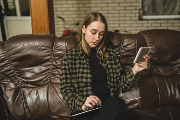 One Woman Female Artist Student Learning Paint Canvas Home Watching — Foto de Stock