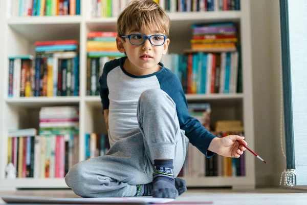 Framifrån Fyra Gammal Kaukasisk Pojke Spelar Golvet Hemma Liten Unge — Stockfoto