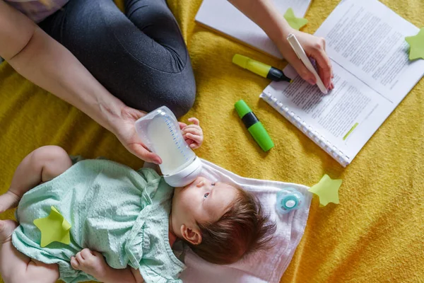 在家里学习护理和奶瓶喂养配方奶的过程中 在不知名的高加索妇女妈妈手中的头像 教育为人父母的概念真人 — 图库照片