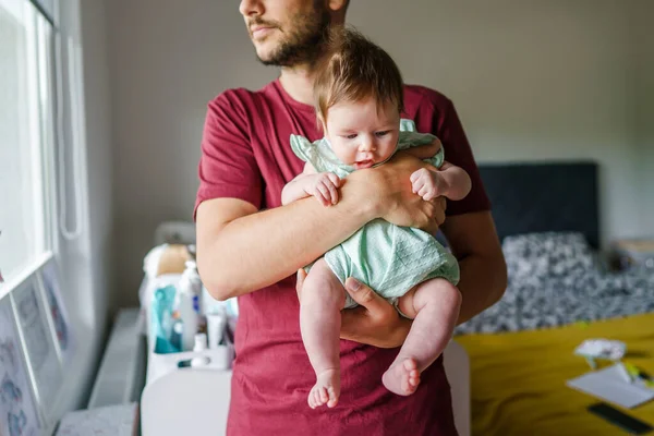 Homem Caucasiano Segurando Seu Bebê Menina Filha Pela Janela Casa — Fotografia de Stock