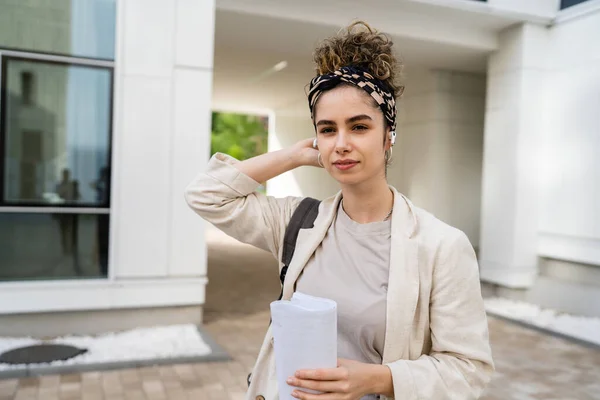 Una Mujer Joven Hombre Negocios Estudiante Comprobando Documentos Frente Edificio — Foto de Stock