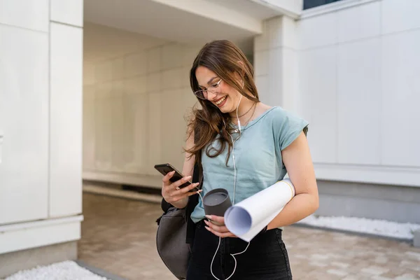 One Woman Young Adult Caucasian Female Student Standing Front University — Stock Photo, Image